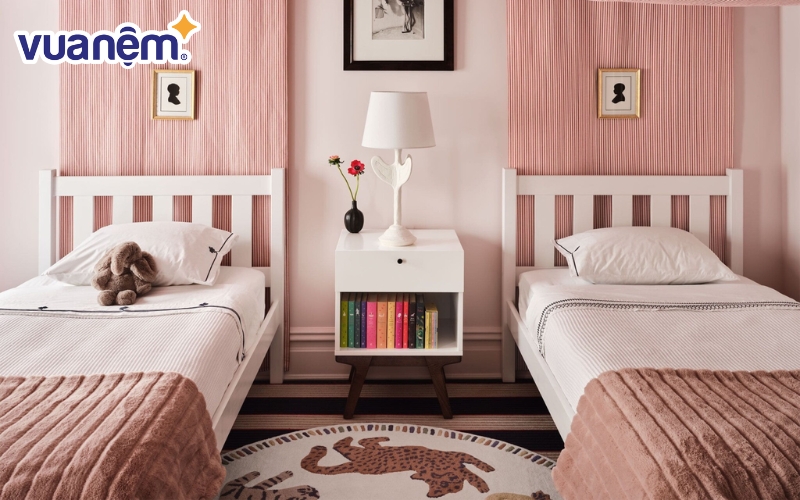 Giường đôi có thể kê sát vào tường nên không cần không gian quá lớn