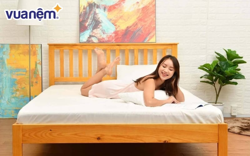 Giường gỗ Amando Piny trở nên thật nghệ thuật với vân gỗ tinh tế