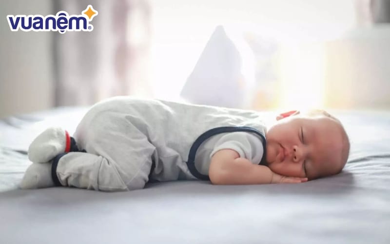 Trẻ ngủ nằm sấp, nằm úp mặt khi ngủ rất nguy hiểm