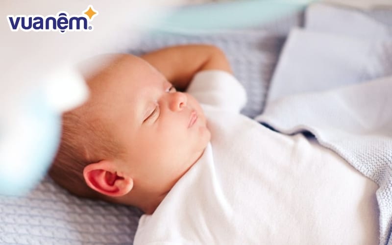 Trẻ sơ sinh nên nằm ngủ ngửa trong năm đầu tiên