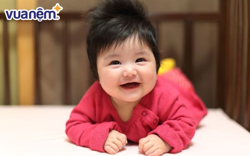 Việc tập cần được thực hiện nằm sấp cần trên bề mặt phẳng, chắc chắn và luôn có sự giám sát của người lớn