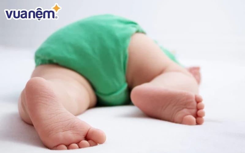 Nhiều bé thích nằm sấp hơn khi ngủ và nó có thể giúp bé dễ vào giấc hơn