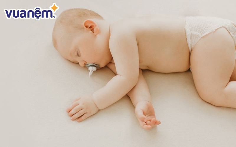 Những em bé nằm nghiêng khi ngủ có thể dễ dàng lật sang nằm sấp, tăng nguy cơ dẫn đến đột tử
