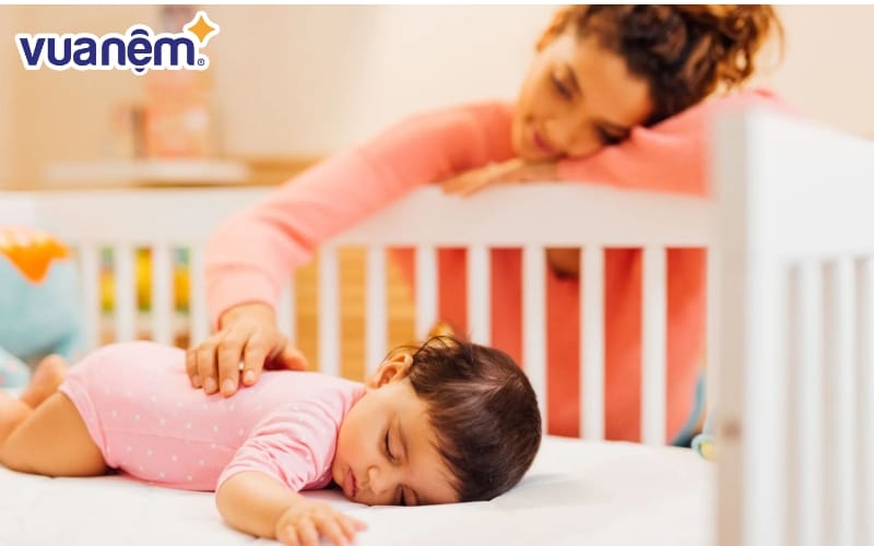 Cho bé nằm sấp khi bé thức là việc làm cũng được các chuyên gia nhi khoa khuyến khích