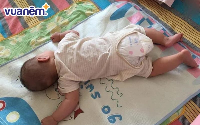 Bé không nên nằm sấp khi ngủ trong 12 tháng đầu tiên