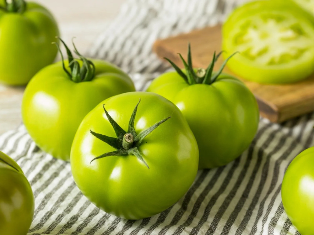 Không nên sử dụng cà chua sống còn xanh để ăn trước khi đi ngủ