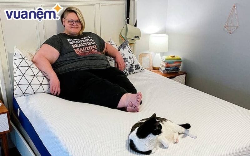 Người có cân nặng quá khổ sẽ làm cho nệm bị xẹp