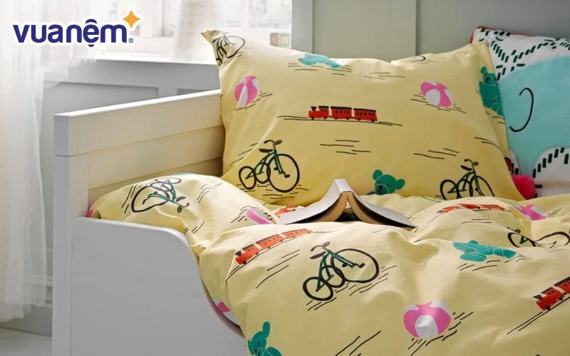 Mẫu chăn ga gối trẻ em theo phong cách Montessori màu vàng