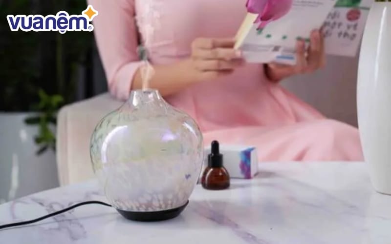 Một chiếc máy khuếch tán tinh dầu kết hợp với các mùi hương như oải hương giúp giảm căng thẳng