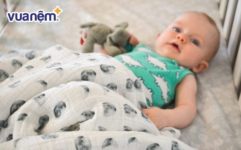 Nên chọn chăn ga có họa tiết phù hợp sở thích của bé