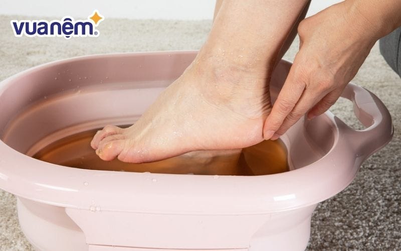 Ngâm chân trước khi đi ngủ là thói quen giúp người cao tuổi dễ vào giấc