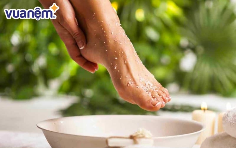 Ngâm chân bằng nước muối là phương pháp phổ biến và dễ thực hiện nhất 