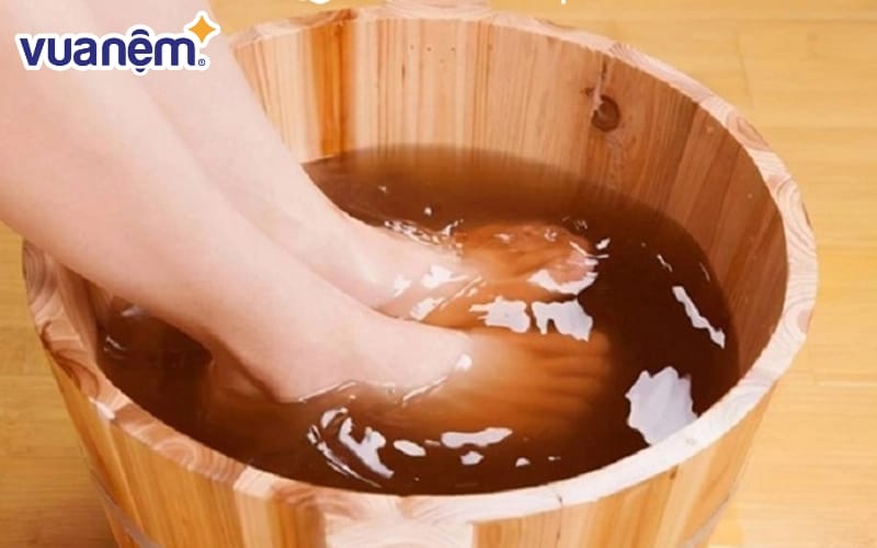 Ngâm chân trước khi đi ngủ với nước sả, muối mang đến muôn vàn lợi ích