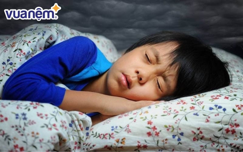 Ở bên cạnh và xoa dịu trẻ mỗi khi gặp ác mộng