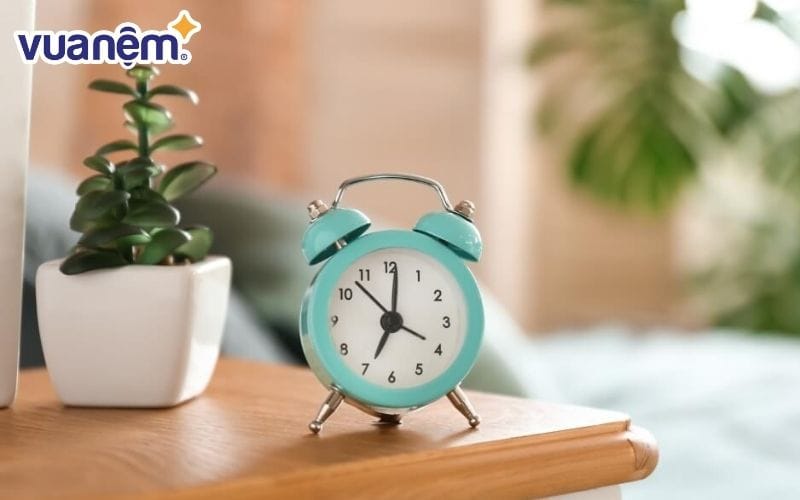 Cách để con thức dậy đúng giờ - Mua một chiếc đồng hồ báo thức dễ thương 