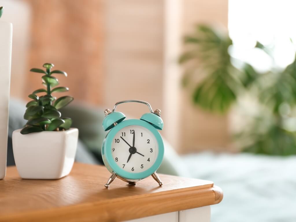 Việc mua một chiếc đồng hồ báo thức dễ thương có thể giúp trẻ thức dậy sớm