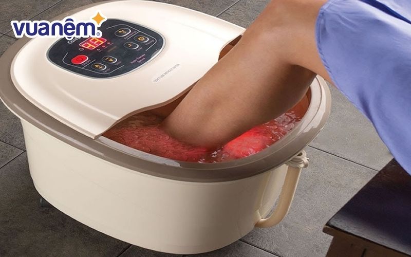 Ngâm chân trước khi đi ngủ là thói quen giúp người cao tuổi dễ vào giấc