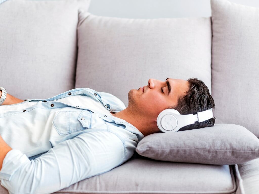 Thư giãn bằng cách nghe nhạc trước khi đi ngủ có thể cải thiện giấc ngủ hiệu quả