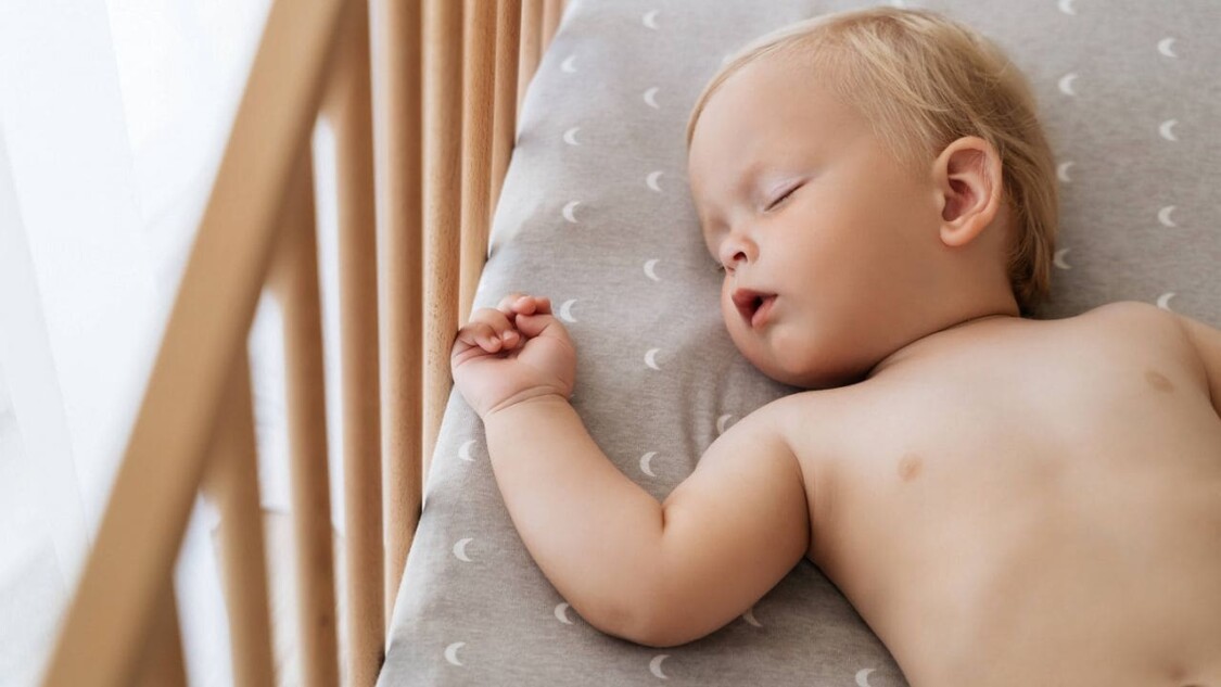 trẻ sơ sinh nên nằm ngủ trên nệm