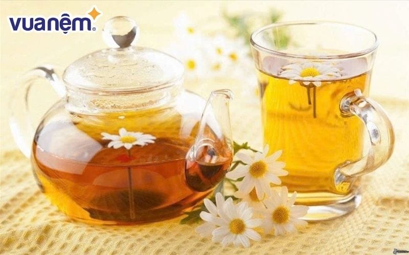 Uống các loại trà thảo mộc trước khi đi ngủ cũng là 1 cách hiệu quả để ngủ ngon, sâu giấc hơn