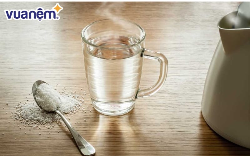 Tác dụng của việc uống nước muối loãng trước khi đi ngủ