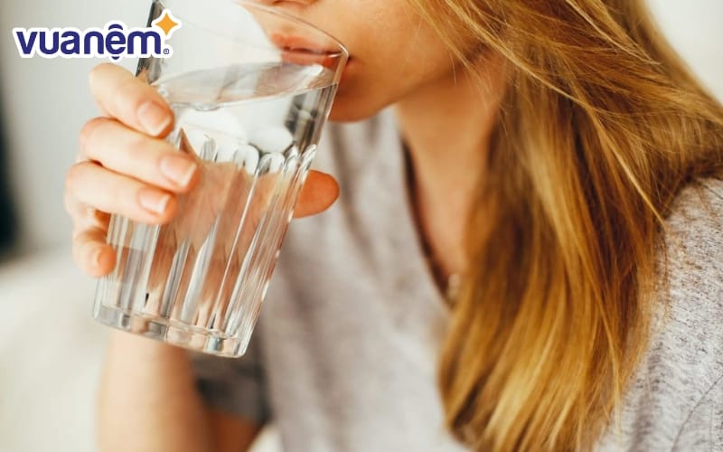 Chỉ nên uống nước muối loãng trước khi đi ngủ nếu sức khoẻ bình thường