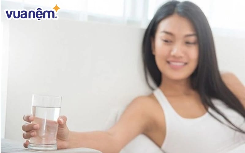 Để tận dụng hiệu quả thư giãn mà vẫn đảm bảo an toàn cho thận và giấc ngủ, hãy tuân thủ nguyên tắc khi uống nước muối loãng