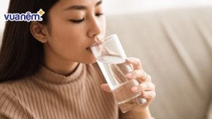 Tác dụng & Lý do uống nước muối loãng trước khi đi ngủ