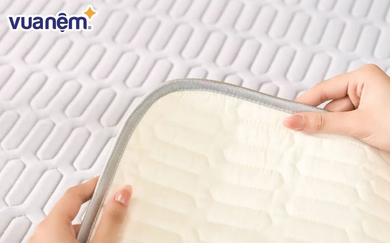 Trước khi dùng chiếu mới mua, hãy lau qua bằng một tấm khăn ẩm