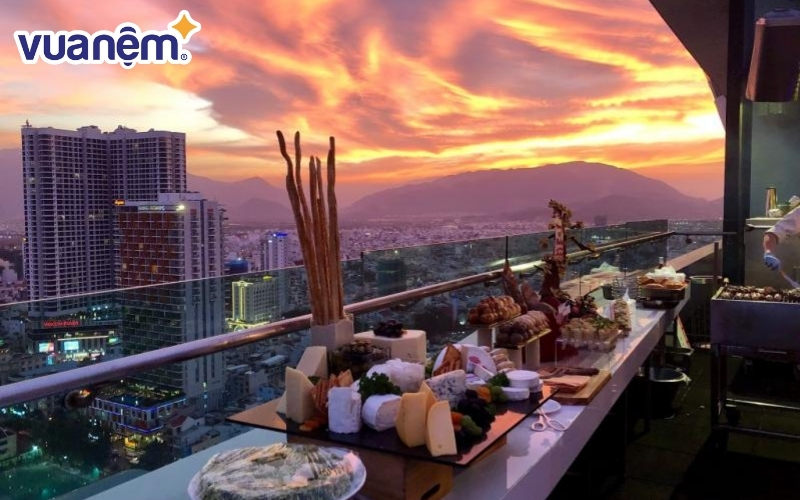 Nằm tại tầng 28 tại khách sạn 5 sao Sheraton, Altitude Rooftop có không gian sang trọng, hiện đại