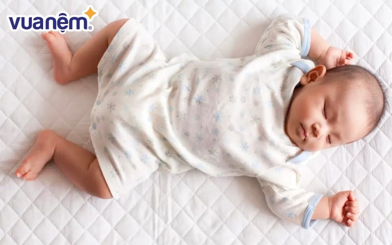 Bố mẹ nên đảm bảo cho con không gian ngủ yên tĩnh và sạch sẽ