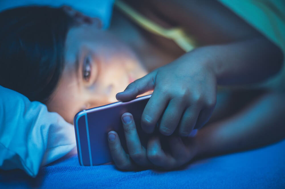 Ánh sáng xanh từ thiết bị điện tử được xem là thủ phạm đe dọa giấc ngủ của trẻ