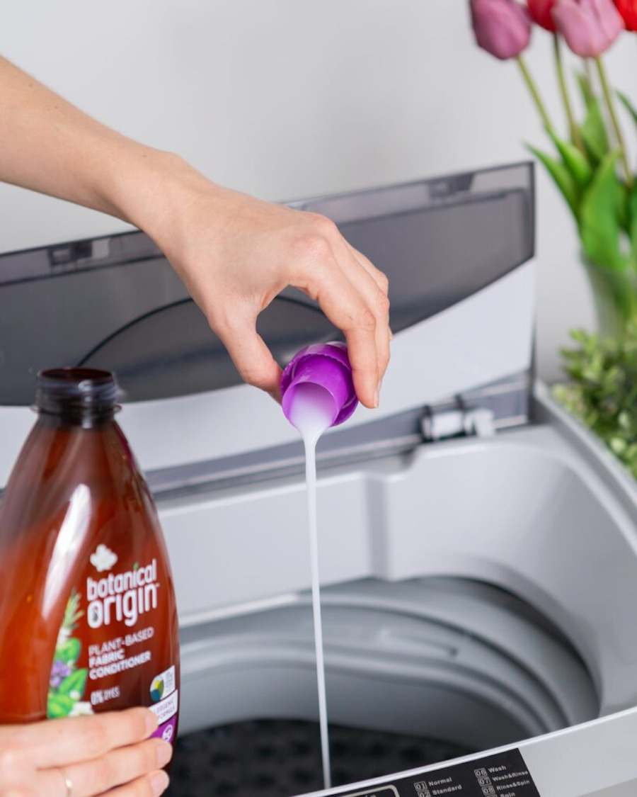 cách cho nước xả vào máy giặt không có ngăn chứa 