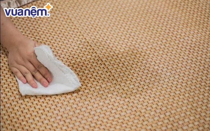 Lau sơ chiếu bằng khăn ẩm rồi rắc baking soda lên bề mặt chiếu