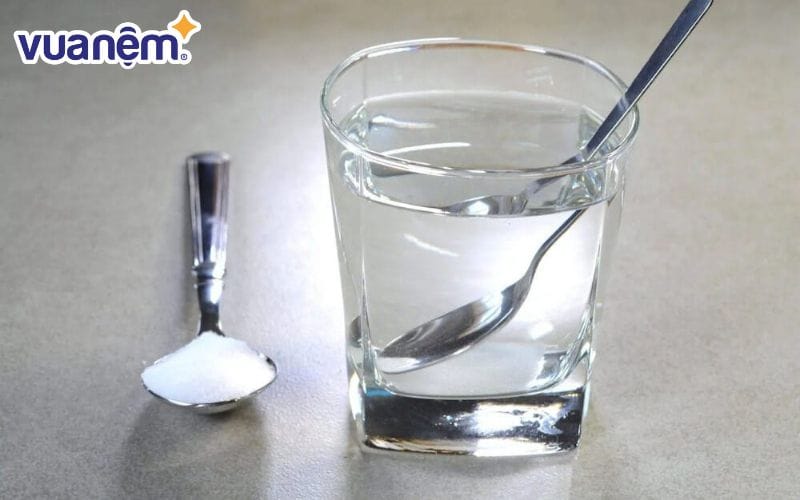 Nước muối có khả năng kháng khuẩn và giúp loại bỏ nấm mốc từ sâu bên trong