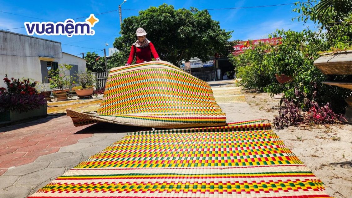 Bật mí 5 cách giặt chiếu cói bị mốc siêu đơn giản và hiệu quả