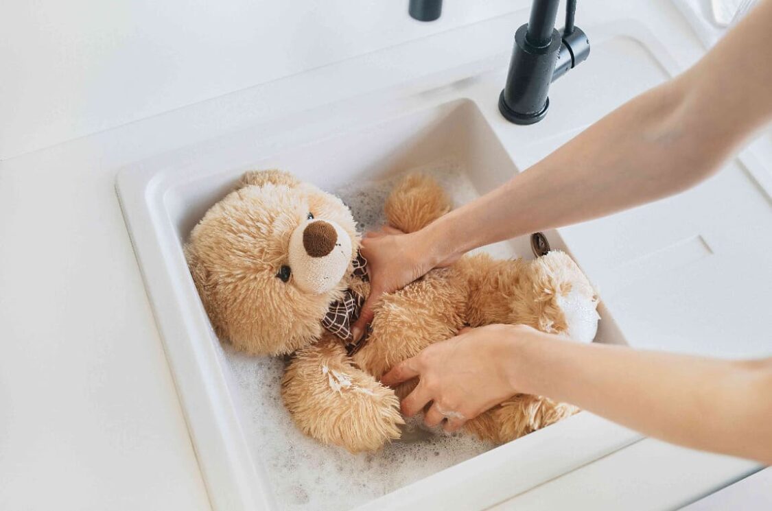 Cách giặt gấu bông bằng tay