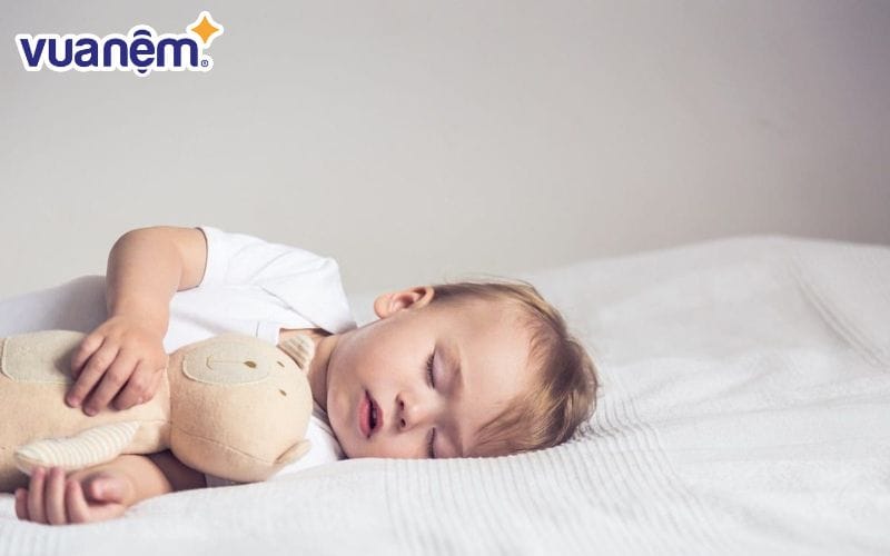 Bố mẹ nên giặt nệm cho bé thường xuyên