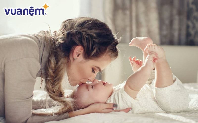 Không sử dụng các chất tẩy rửa mạnh khi giặt nệm cho bé