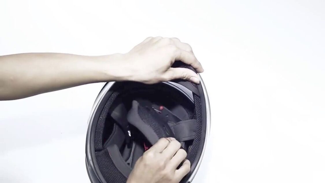 Cách giặt nón bảo hiểm với lớp lót tháo rời