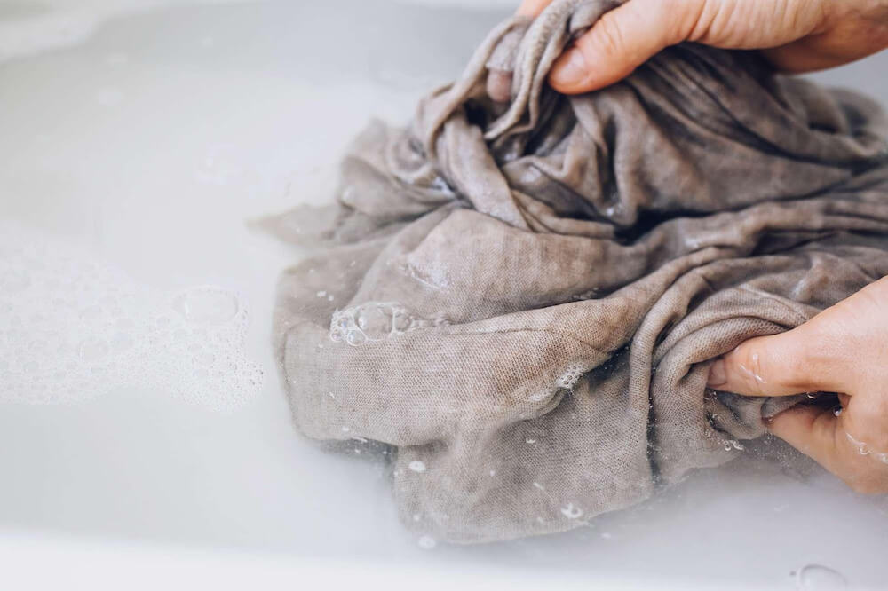 cách giặt vải linen bằng tay 