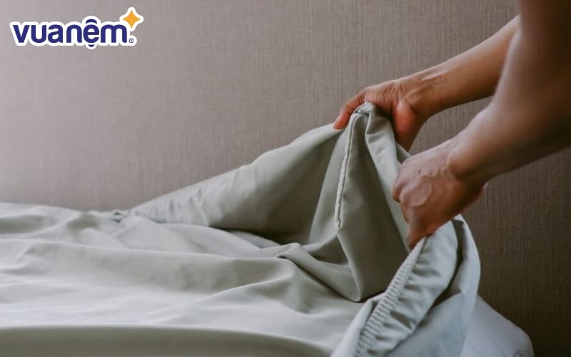 Cần gấp ngay ga giường khi vừa ủi xong