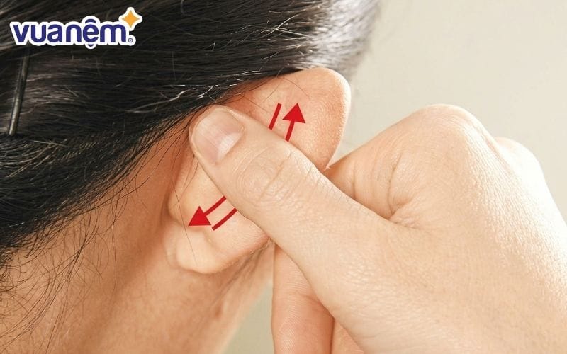 Xoa tai sau khi thức dậy cần thực hiện nhẹ nhàng, đúng cách