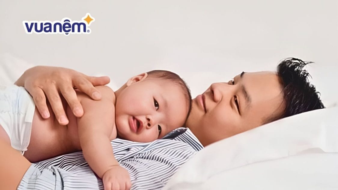 Giải đáp: Cho bé nằm ngủ trên ngực có an toàn không?