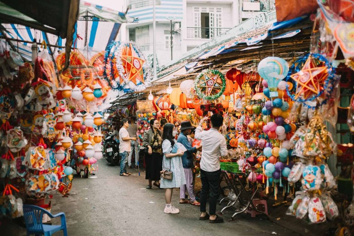 chơi trung thu ở Phố lồng đèn Lương Nhữ Học Sài Gòn 