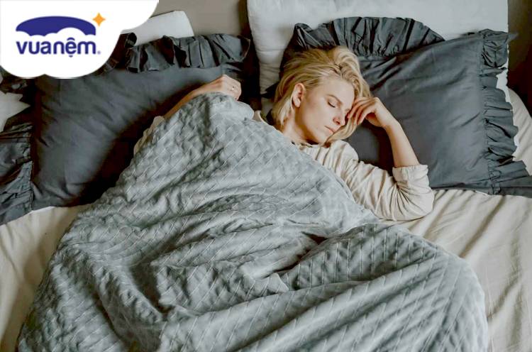 Đắp chăn nặng có thể giúp ngủ ngon hơn