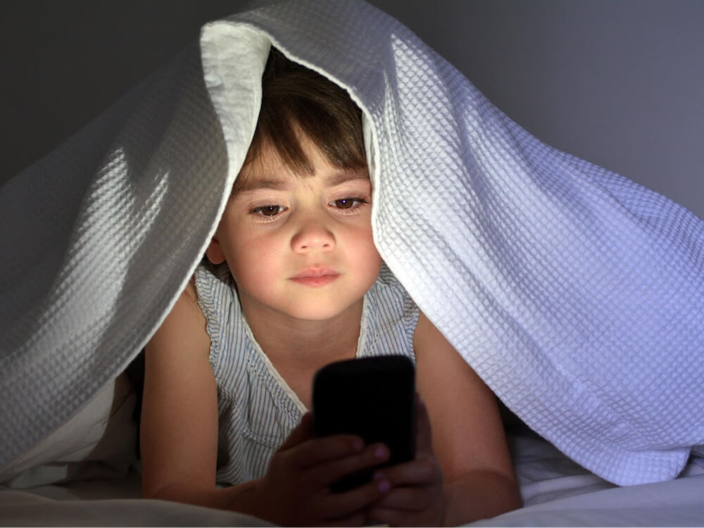 Trẻ ‘nghiện’ chơi thiết bị điện tử dễ bị mất ngủ và khó ngủ sâu giấc