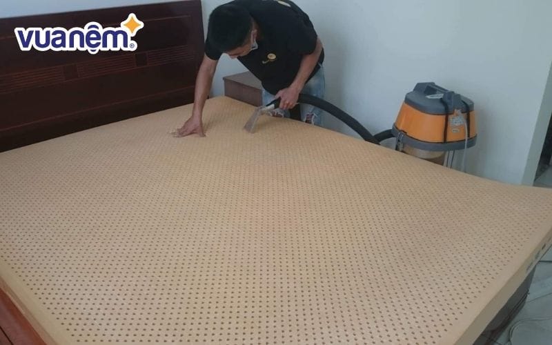 Đội ngũ nhân viên BeeClean làm việc chuyên nghiệp, tận tâm