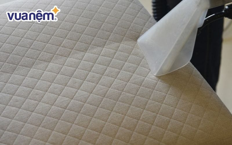 Dịch vụ vệ sinh nệm Toàn Tâm có mức giá khá rẻ nên được nhiều gia đình lựa chọn