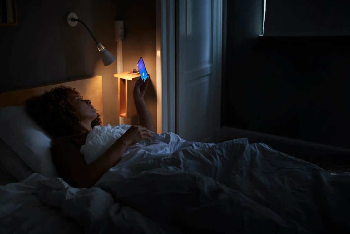 hạn chế thiết bị điện tử giúp ngủ ngon khi mắc bệnh vảy nến